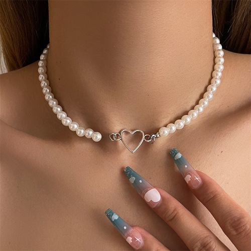 ins style hollow heart pendant creative simple French retro pearl necklace design high-end clavicle chain wholesale 