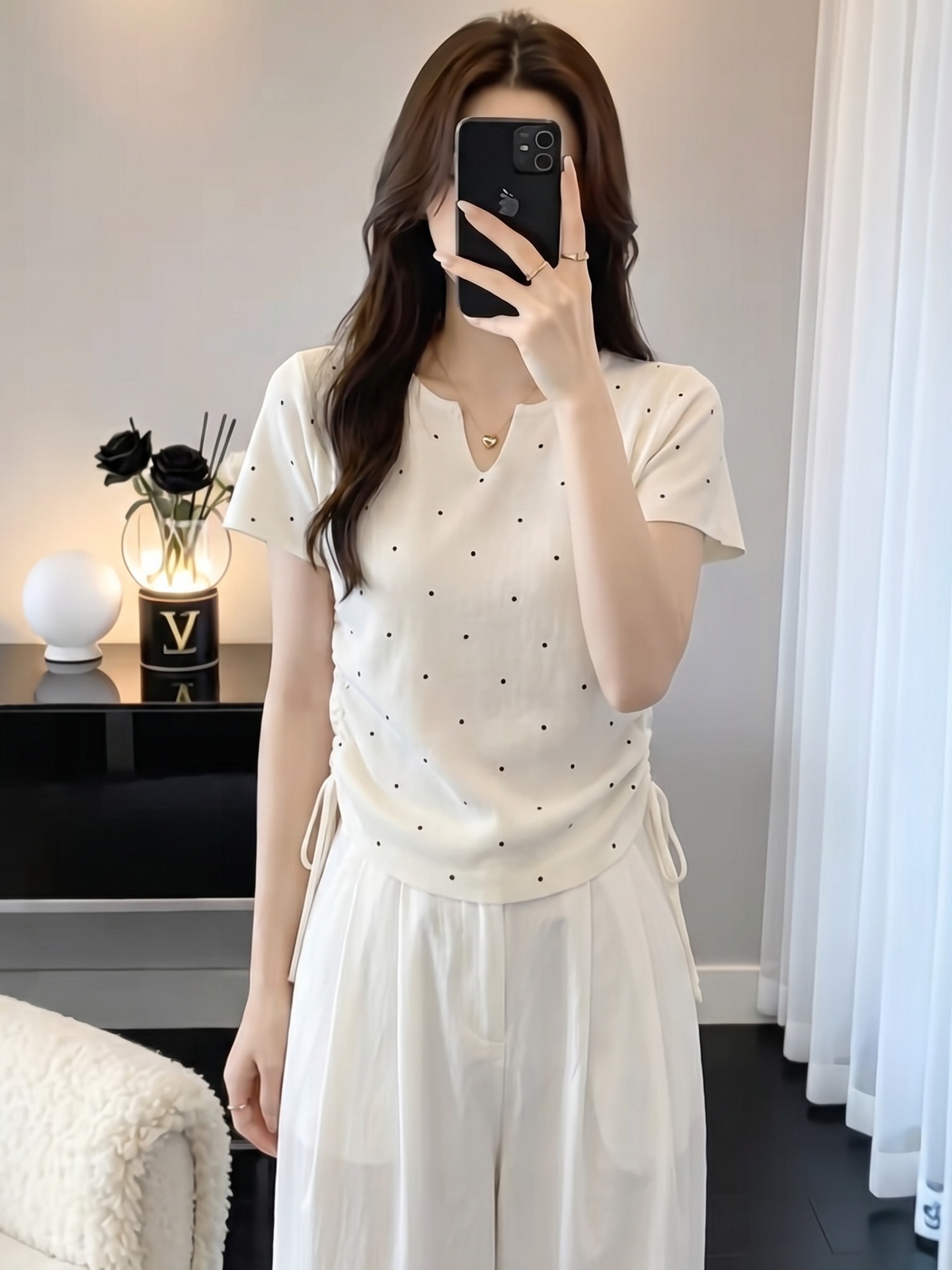 Áo thun nữ cổ V chấm bi tay ngắn rút eo size lớn — màu đen