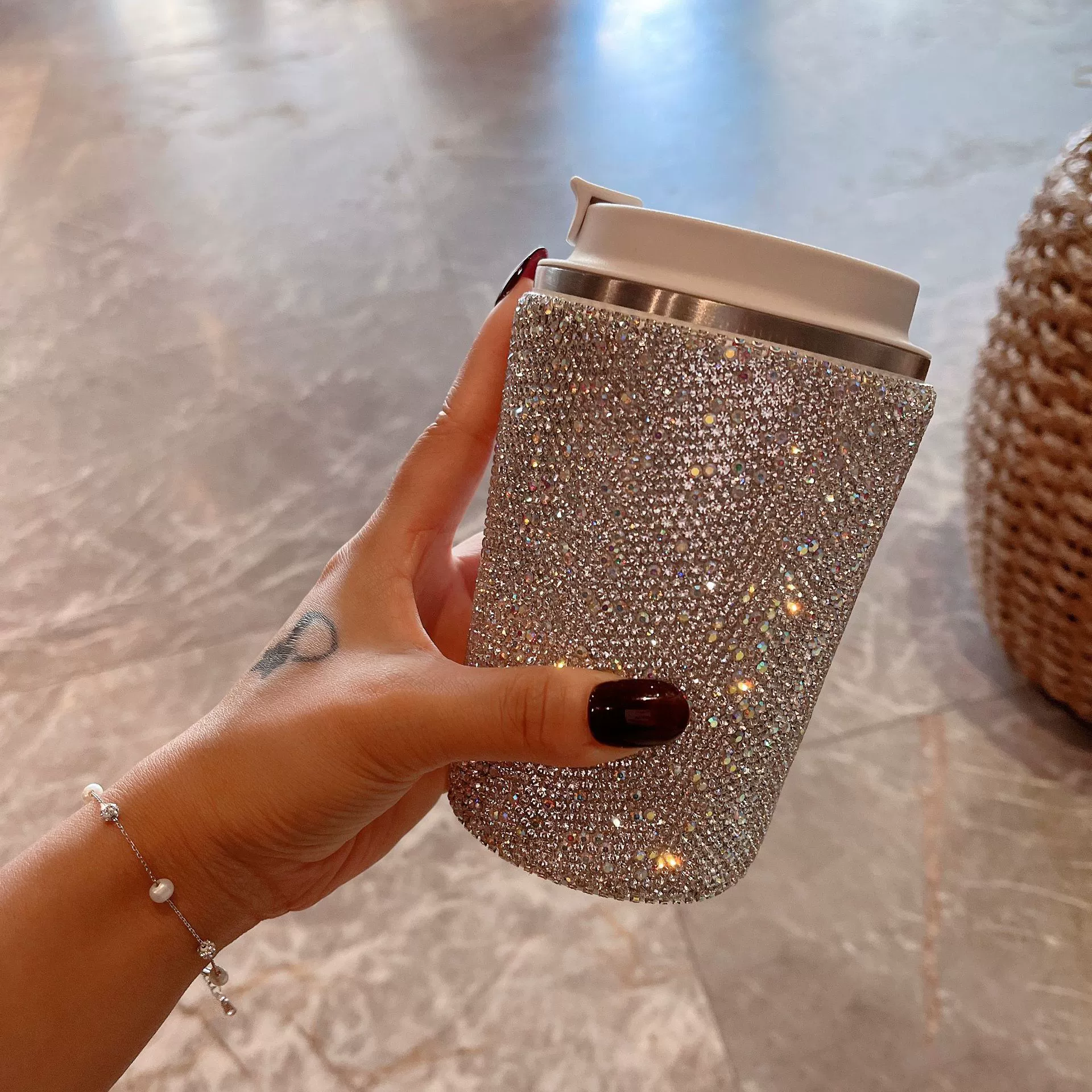 Роскошный термос из нержавеющей стали 304 с бриллиантовой инкрустацией, высокий эстетический уровень, большая емкость, портативный, подходит для использования в автомобиле, для международной торговли, прямые продажи от производителя.