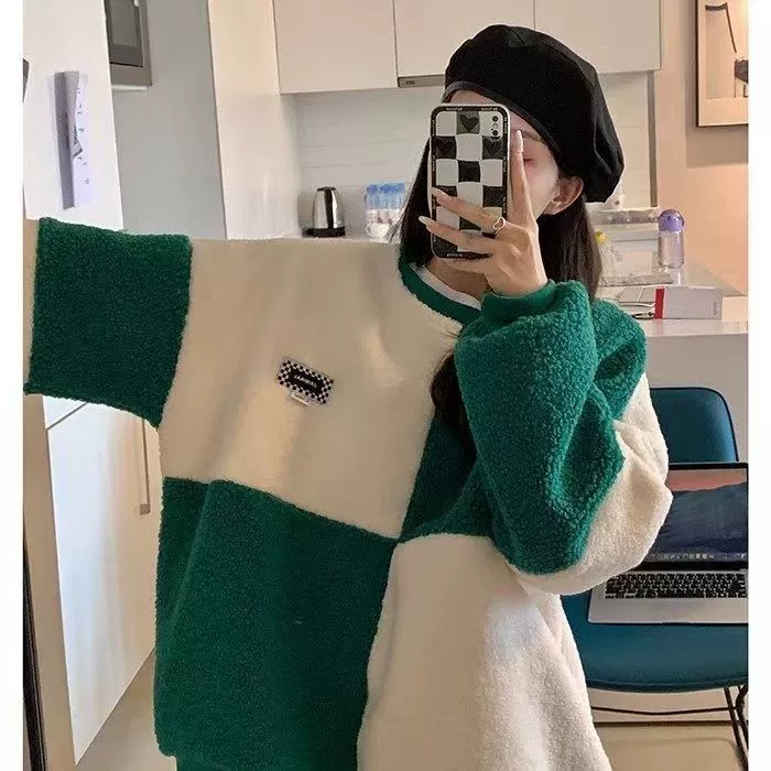 Осенне-Зимний новый стиль искусственного ягненка плюшевый контрастный цвет свитер для женщин на флисовой подкладке утолщенный средней длины ленивый стиль свободный свитер
