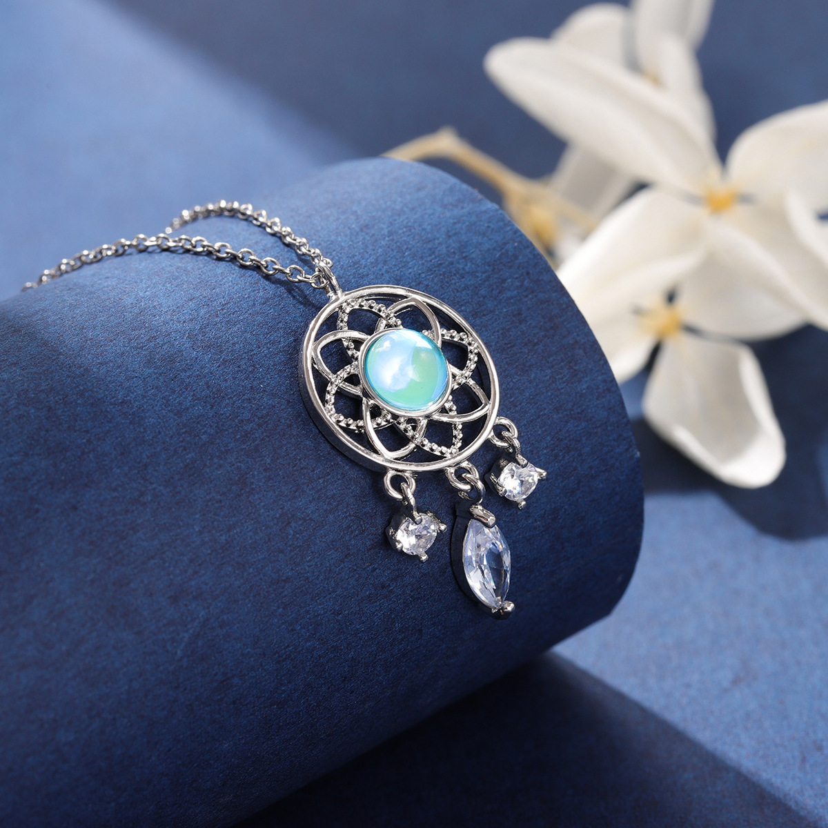 Elegant Moonlight Dreamcatcher Necklace With Sparkly Diamonds_voghion.com