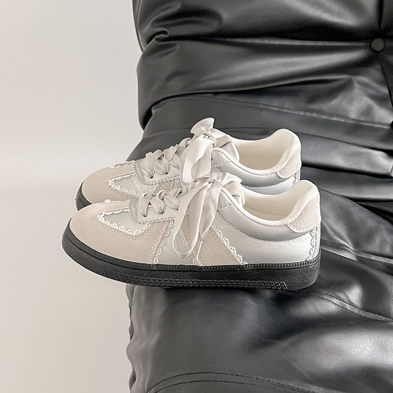 2025 nuevo estilo de ballet de primavera y verano con falda, zapatillas de deporte plateadas de nicho, zapatos de entrenamiento alemán de encaje de punta redonda y plana casual para mujer