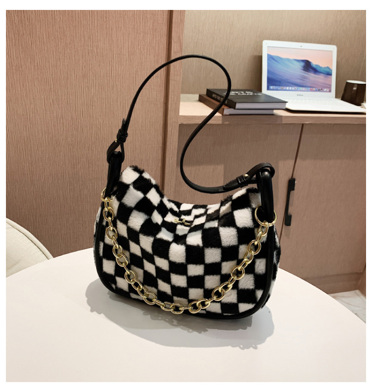 Autumn And Winter Plush Handbags 2021 New Fashion Checkerboard Single Shoulder Messenger Chain Big Bag display picture 4