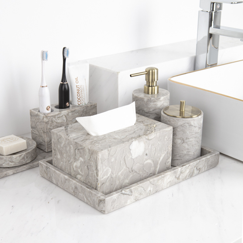 Baños de mármol nórdico de cuatro o cinco piezas, botellas de desinfectante para manos, lavabo, lavabo, bandeja de almacenamiento, baño