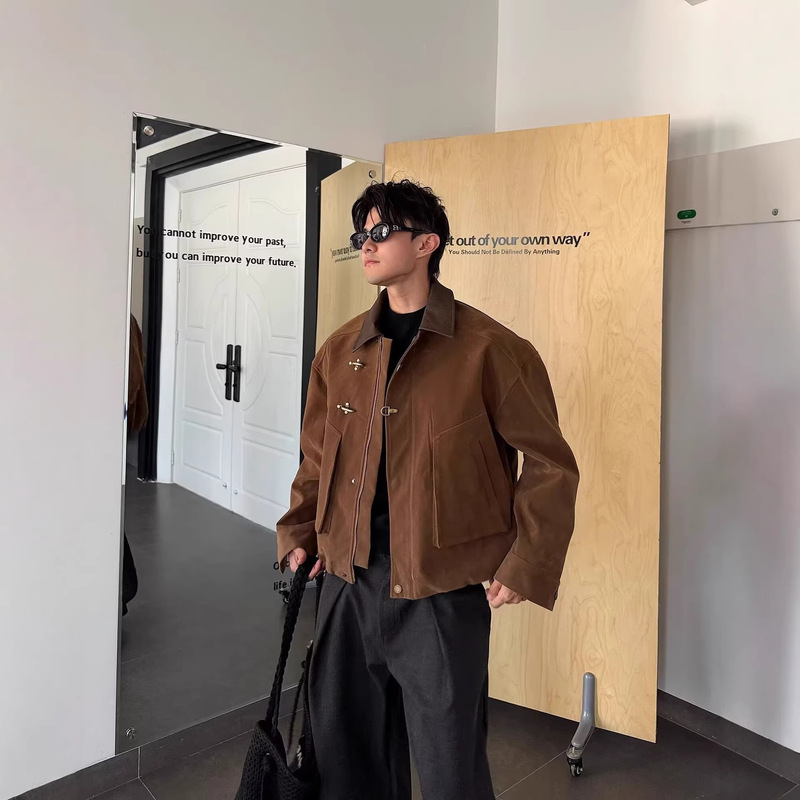 Spring and Autumn New Style Barn-Style Airplane Buckle Brown Jacket for Men, Trendy and Stylish Loose-Fitting Turn-Down Collar Jacket Spring and Autumn New Style Barn-Style Airplane Buckle Brown Jacket for Men, Trendy and Stylish Loose-Fitting Turn-Down Collar Jacket