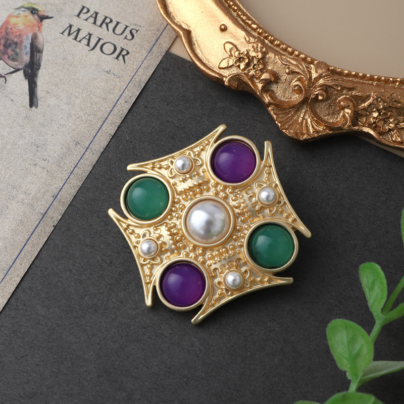 New fashion retro Baroque brooch female enamel plant animal pin accessories in stock wholesale one-piece delivery
