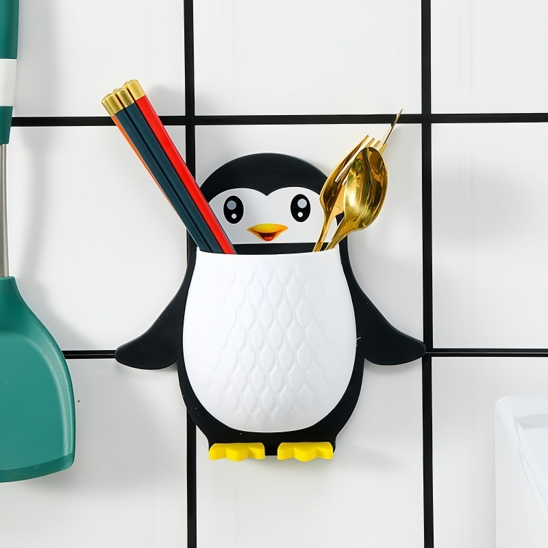 ペンギンの棚の壁の化粧ブラシの収納筒のトイレの水切り歯ブラシの歯磨き粉の収納箱に櫛の筆立てを入れます。|undefined