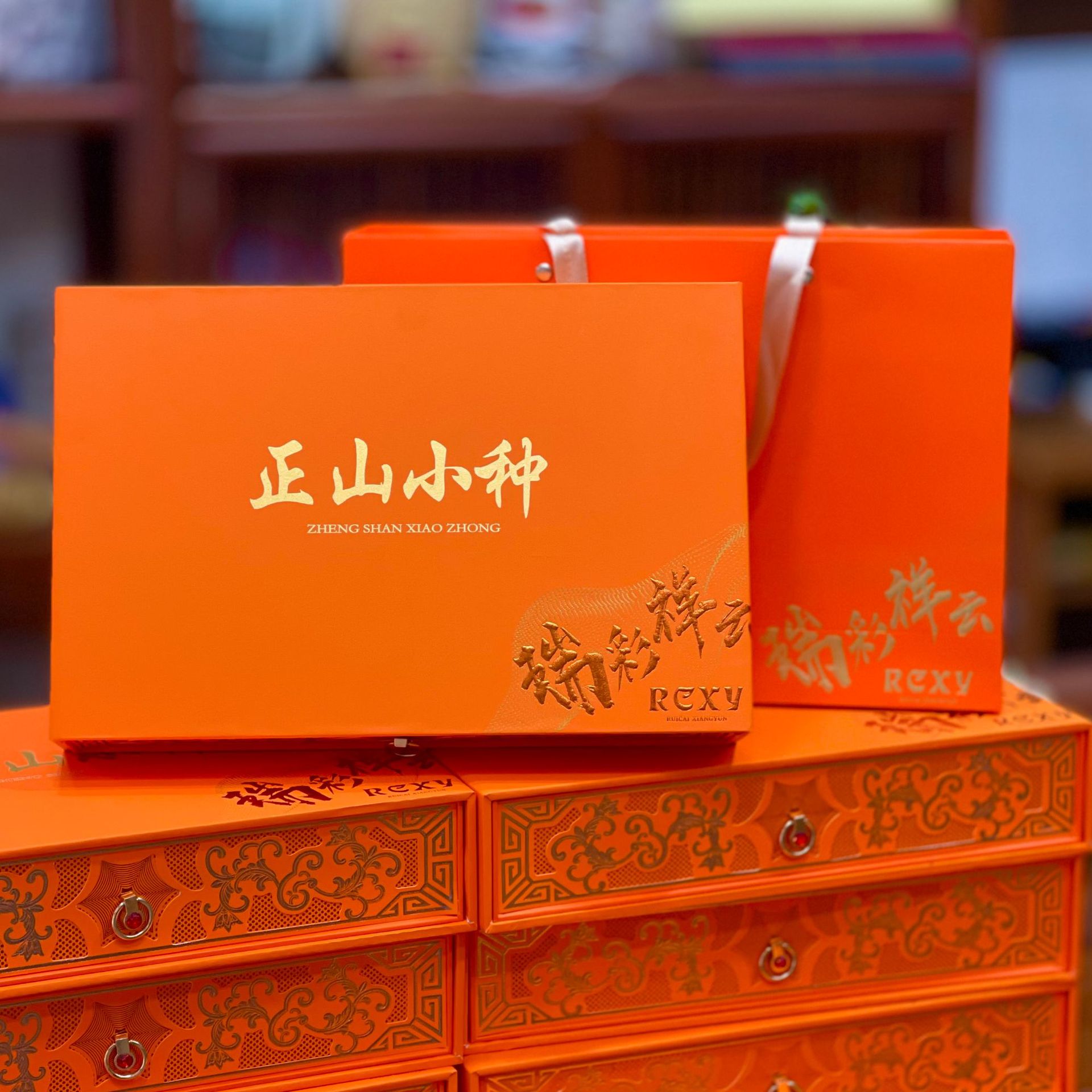 Tea ceremony set of Tieguanyin, Oolong tea leaves in a gift box, red tea gift set with Tieguanyin, wholesale tea leaves in a gift box, tea as a token of appreciation