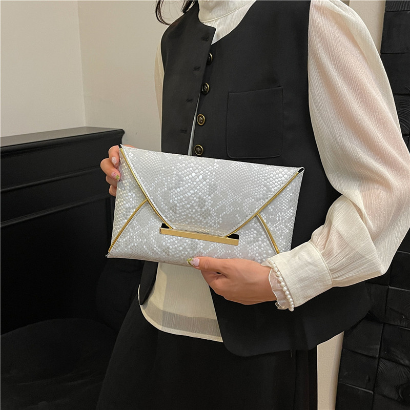 Nicho de estilo extranjero personalidad bolsa de cena casual para mujeres de verano nueva moda color sólido retro versátil bolso de mano de alta calidad