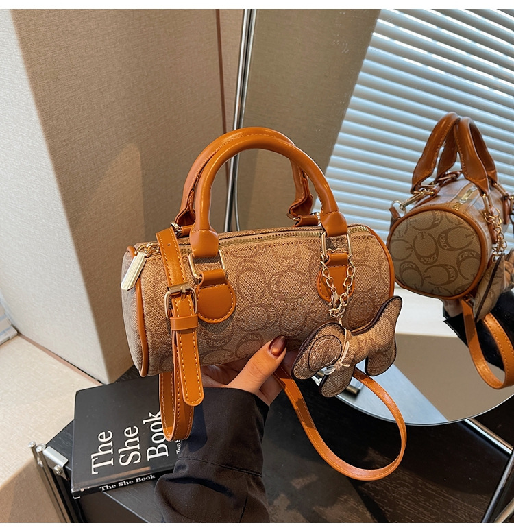 The 2025 summer new small handbag for women, the Boston bag, is casual, versatile, elegant, and has a high level of appearance. It is a trendy hand-held crossbody bag undefined
