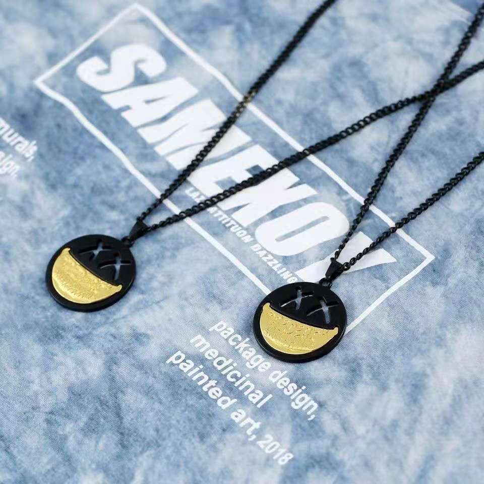 Collana da uomo alla moda con volto sorridente del marchio FDK, rotonda, con personalità versatile, ciondolo per studenti maschi e femmine, da strada_voghion.com