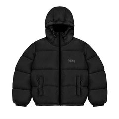 欧米の国境を越えたファッションブランドの秋にベルベットの保温綿服のコートを着て冬の寒さに強いレジャーに合わせて帽子をかぶった男女Y2K