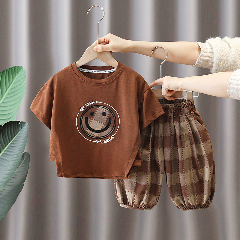 7228 Traje de verano para niños 2025 Nuevo estilo para niños Camiseta sonriente coreana de manga corta Pantalones a cuadros de verano Conjunto de dos piezas 3
