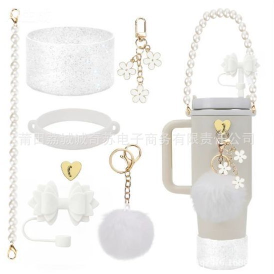 Nuevos productos Stanley taza de agua de mano cadena de taza de flores colgante de amor Begonia gorra de paja bola de peluche llavero