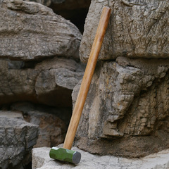 Vibrant Green 8-inch Steel Hammer with Wooden Handle for Flood Relief and Military Training