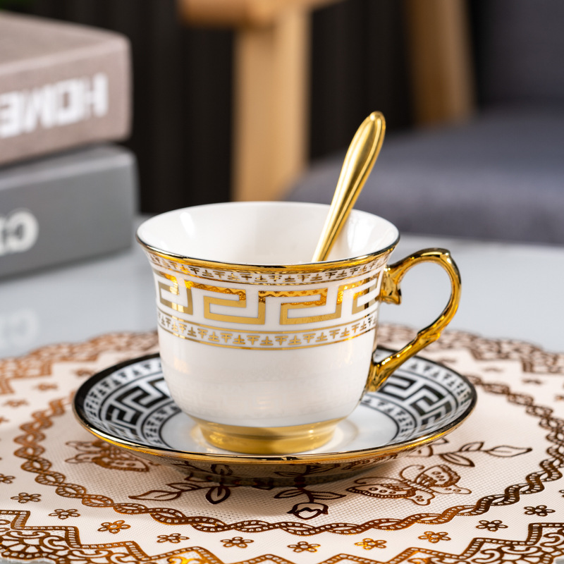 Taza de café de cerámica de estilo europeo, taza de café de Phnom Penh, taza de té de lujo ligera, salón de belleza doméstico, taza de té de alto valor, plato de flores