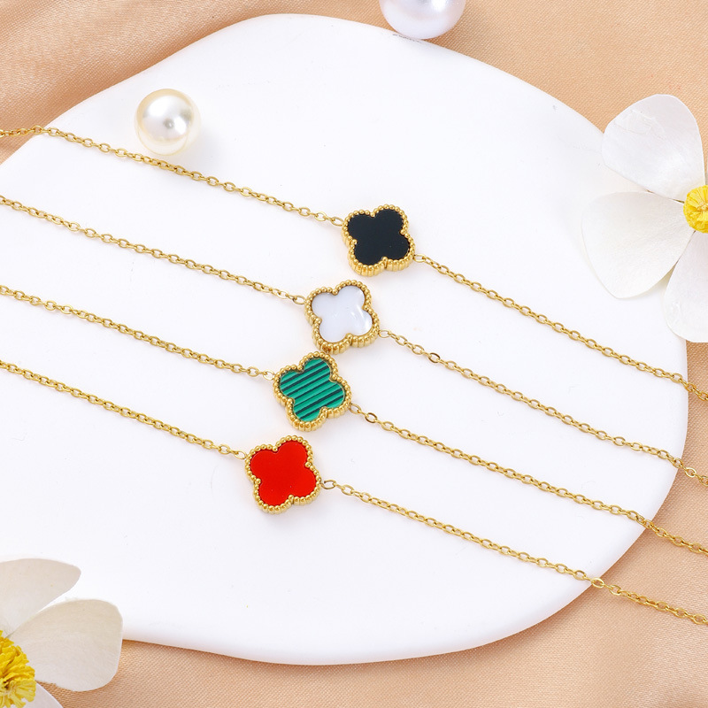 Coreano de acero de titanio no desvanecerse pulsera de cuatro hojas impermeable a prueba de sudor campo de damas pulsera de moda simple al por mayor spot