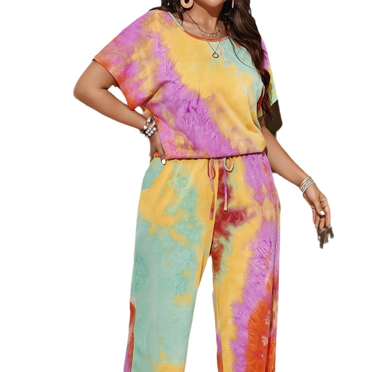Figurformendes Damen-Set mit Batikmuster: Kurzarm-Top mit Rundhalsausschnitt und gerader Hose (erhältlich in Übergrößen von unabhängigen Modehäusern)._voghion.com