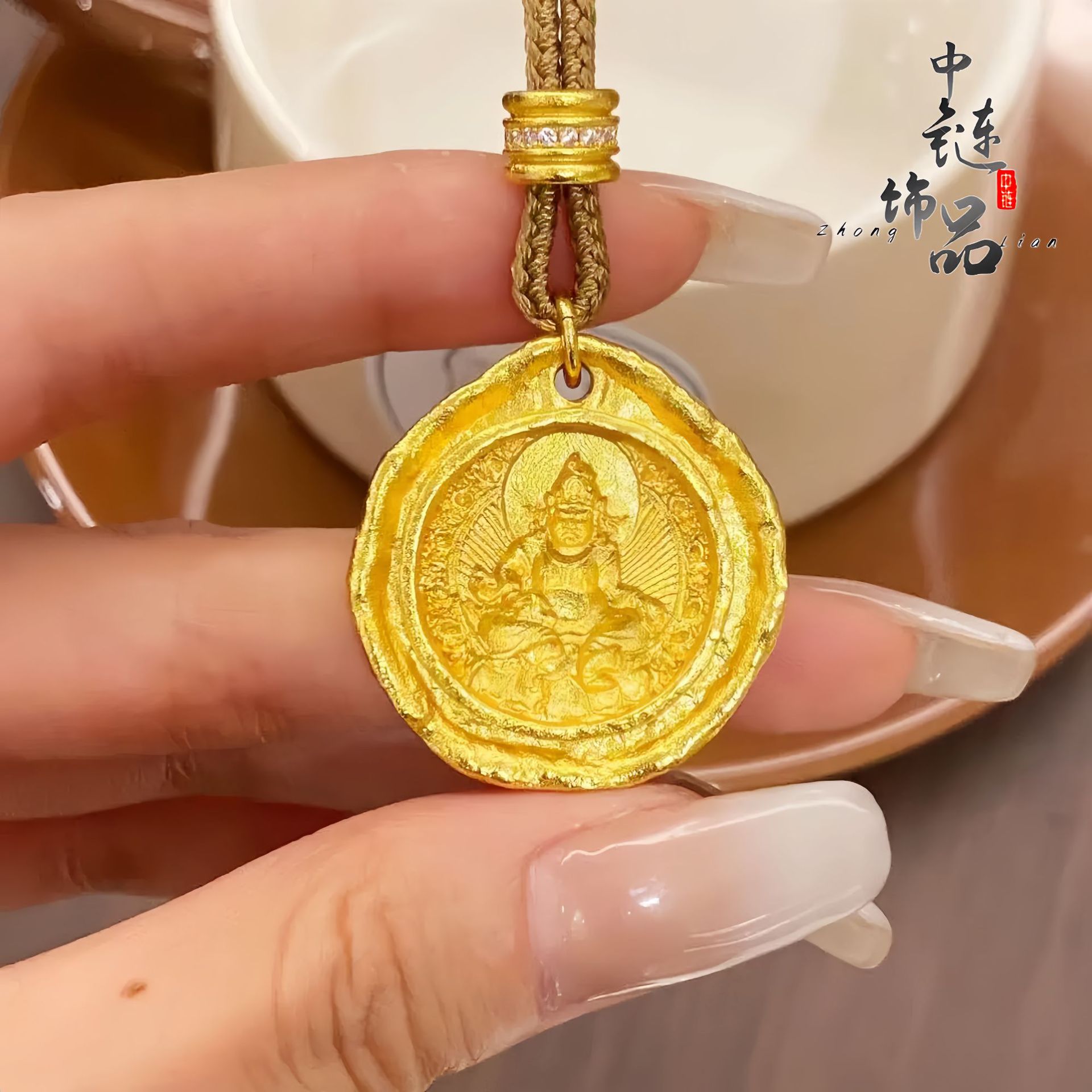 (2개) 같은 새로운 중국 스타일의 국가 조수 스타일 고대 방법 모래 금 단단한 끌이 새겨진 해머 패턴 ZHAN BARRA HUANG CAISHEN 라운드 브랜드 펜던트의 생방송