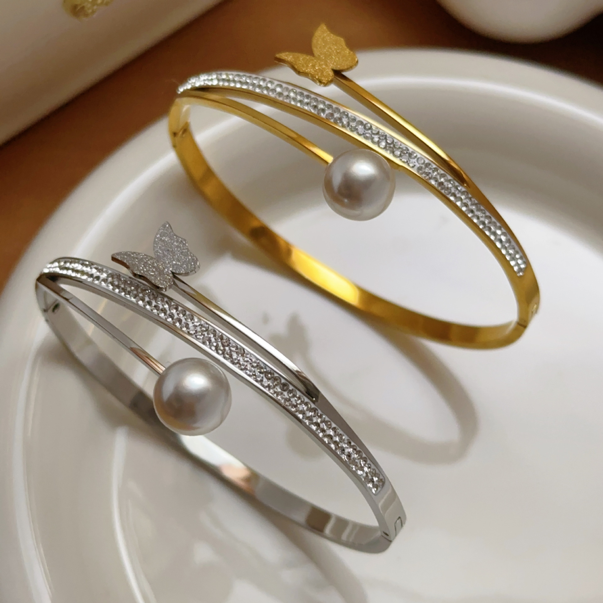 Corea del Sur Dongdaemun ins titanio acero 18k oro mariposa perla diamantes tres aberturas pulsera nicho pulsera de moda mujer
