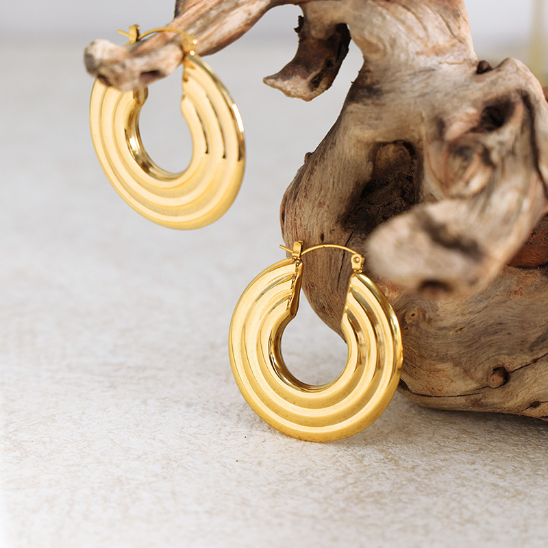 Pendientes de acero de titanio en forma de U de acero inoxidable chapado en oro pendientes joyería para mujeres Diseño personalizado de moda simple exagerada europea y americana