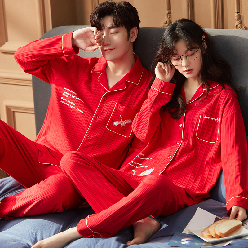Jiao Caimeng nuevo primavera y otoño pareja pijamas de manga larga de algodón cardigan solapa color sólido de alta gama rojo traje de desgaste para el hogar