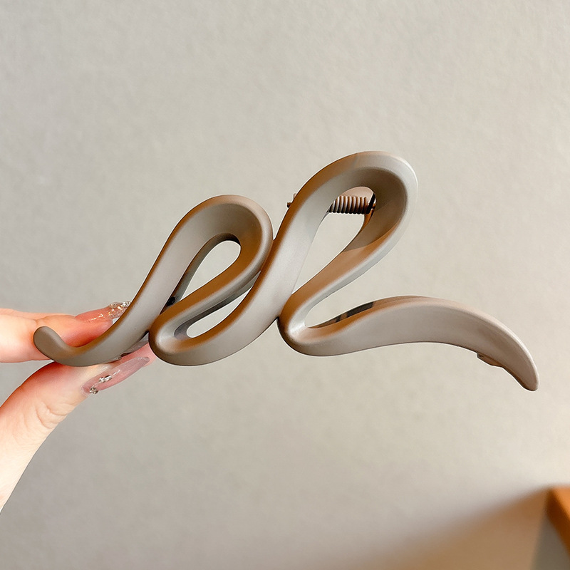 Otoño y invierno simple café de leche tiburón clip de cabello más agarrar clip de alta sensación detrás de la cabeza cabello adorno de cabello coreano agarrar cabello universal