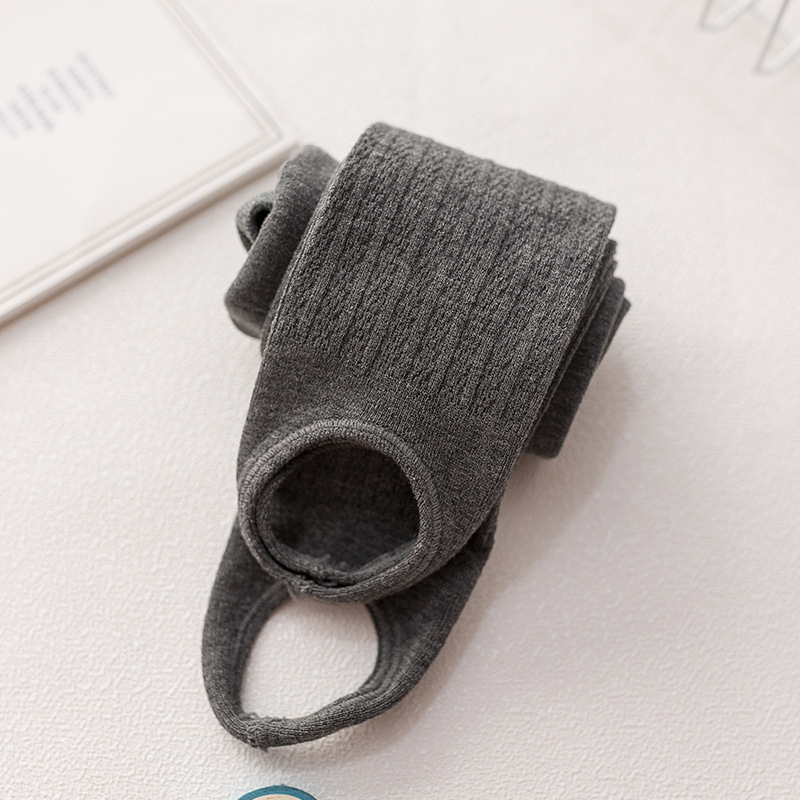 秋冬のベルベット麻花磨毛は子供のパンストの現物卸売りの新しい女の子が保温して足のズボンを踏む