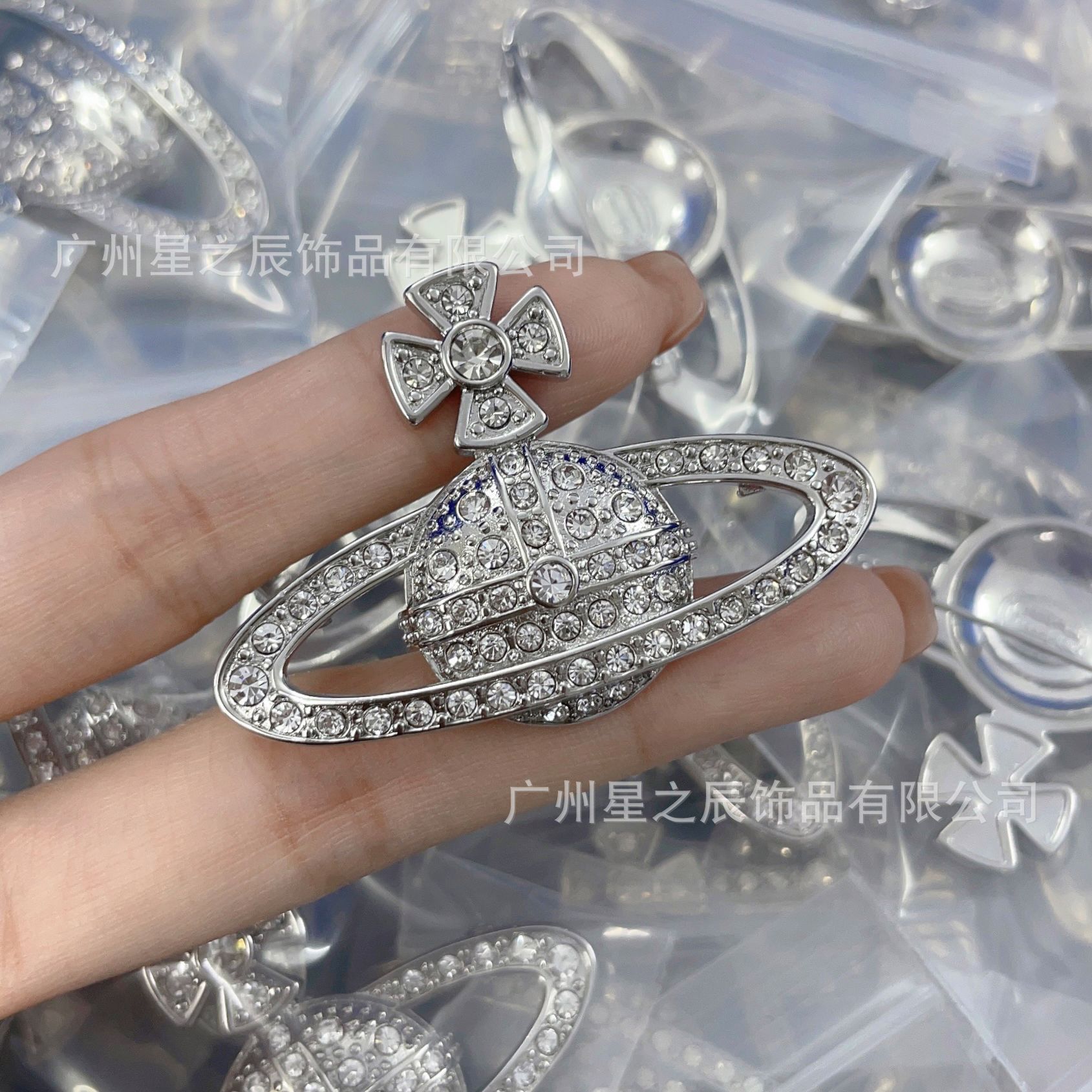 Real Shot of Xijia's Version with Full Diamond Saturn Brooch for Women, Fashionable High-End Planet Pin Decoration for Women, Factory Wholesale