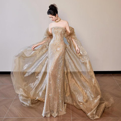 女性用ゴールデンストラップレスイブニングドレス、ハイエンドライトラグジュアリーニッチブライダル婚約結婚式乾杯ドレス、宴会ホストドレス