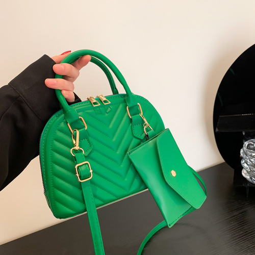 This year's popular handbags  autumn and winter new fashion women's commuter shoulder crossbody bag simple shell bag