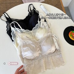 ディザトーンレースの下着の中に美背を着て胸の肩の細い肩のベルトを巻いて胸のパッドを持って身を修めて底のベストを打ちます。