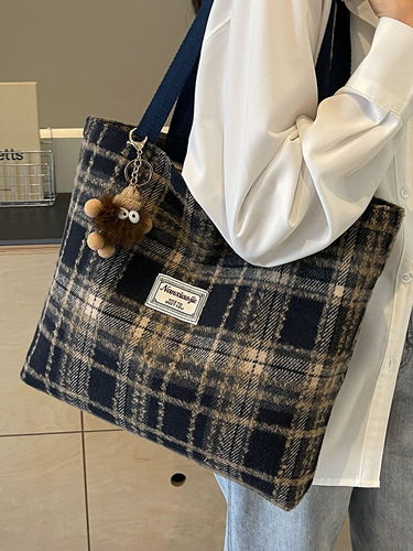 Large-capacity commuting grid bag 2024 new autumn winter woolen grid single-shoulder bag with a sense of elegance versatile tote bag