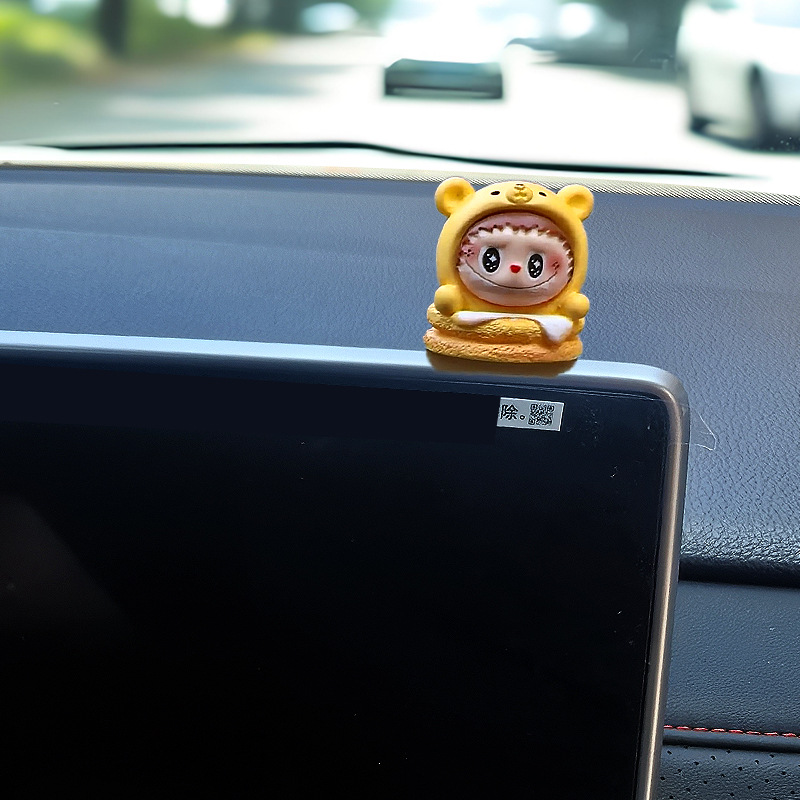 Pequeños adornos de coche dibujos animados muñeca linda creativa consola central de coche espejo retrovisor pantalla accesorios de coche