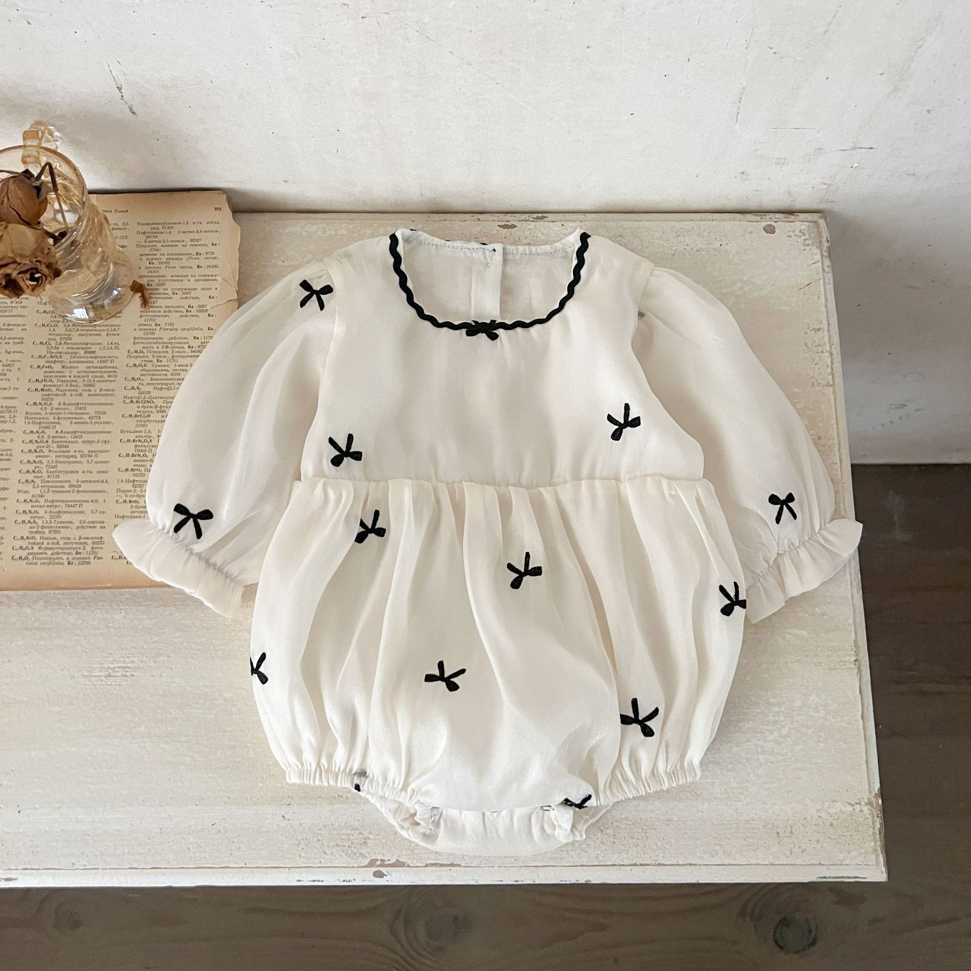 Ins versión coreana del nuevo vestido de otoño para niñas, vestido de malla de princesa de estilo extranjero, vestido de pedo con lazo recién nacido