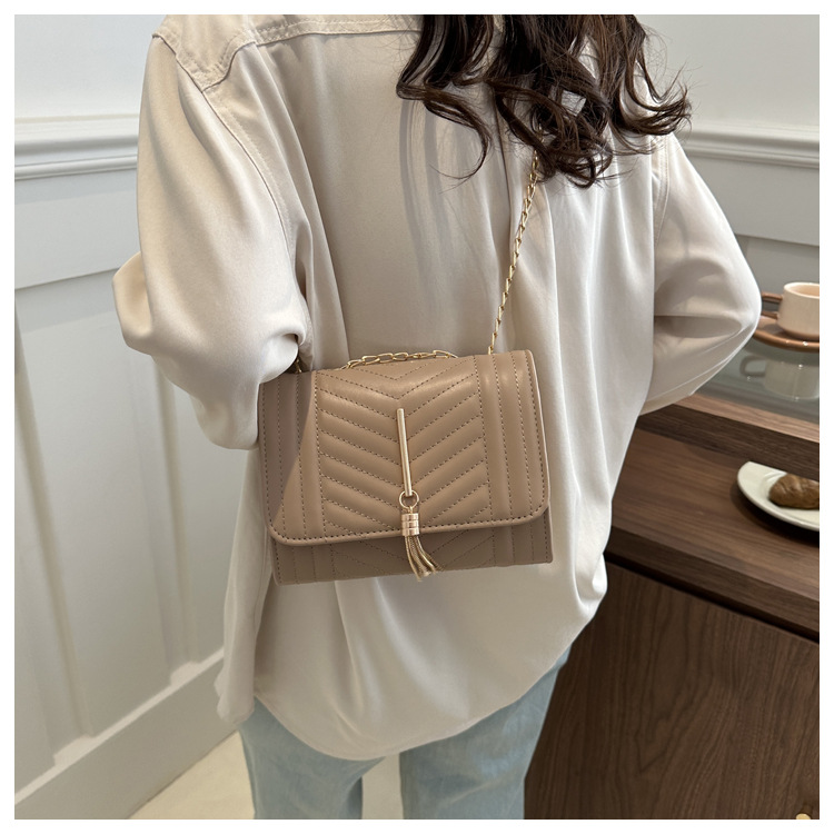 Borsa a tracolla donna con ricamo catena e nappine elegante_voghion.com