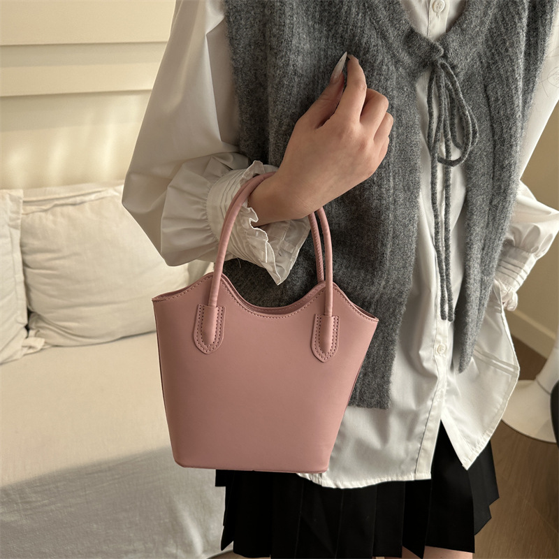 Este año, bolsos populares vintage para mujeres otoño y invierno 025 nuevo bolso de mochila de nicho de diseño de bolso de cubo de viaje portátil