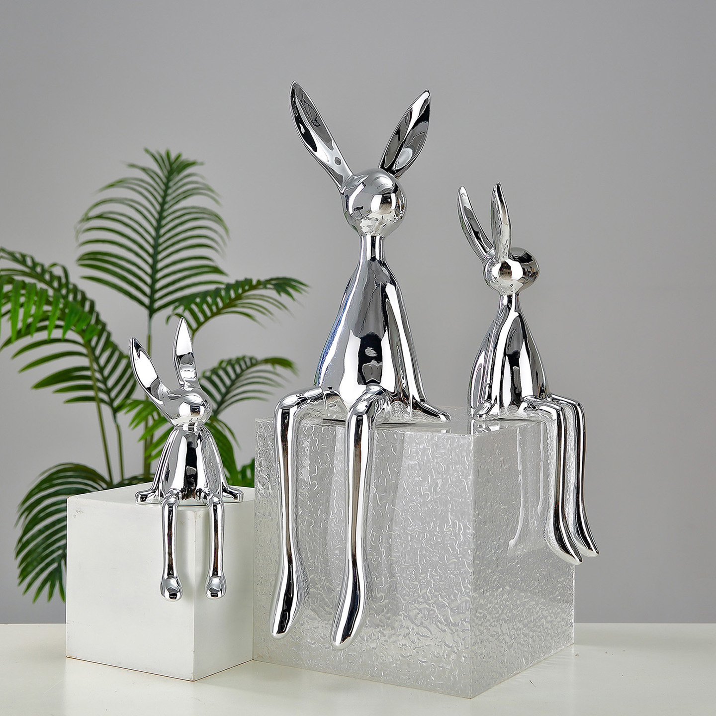 Decoración de conejo de postura sentada de galvanoplastia de lujo ligero moderno