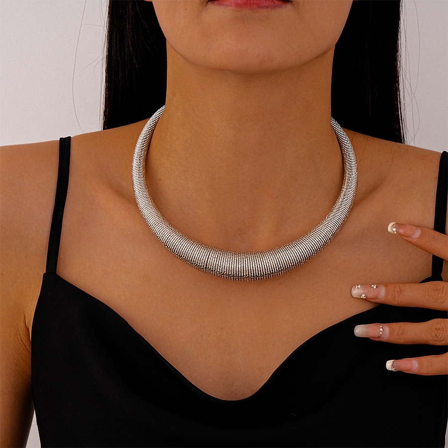 Collar circular de estilo de metal exagerado, tendencia de personalidad transfronteriza europea y americana, temperamento geométrico simple, decoración de estilo de alto nivel femenino