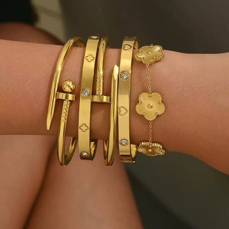Cross-Border European and American Stainless Steel Vacuum Electroplated Bracelet Set with Diamond-Studded Nails, Four-Leaf Clover, Smooth Surface, Fine Craftsmanship Titanium Steel Bracelet Cross-Border European and American Stainless Steel Vacuum Electroplated Bracelet Set with Diamond-Studded Nails, Four-Leaf Clover, Smooth Surface, Fine Craftsmanship Titanium Steel Bracelet