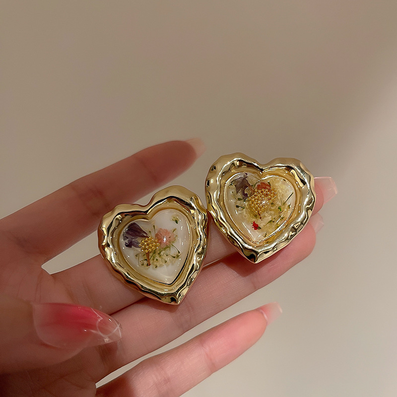 1 Pair Retro Heart Shape Flower Alloy Resin Plating Women's Ear Studs display picture 12