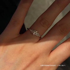 柏林情书莫桑石点钻雪花戒指女镀18白金仿真结婚仪式用气质惜洛