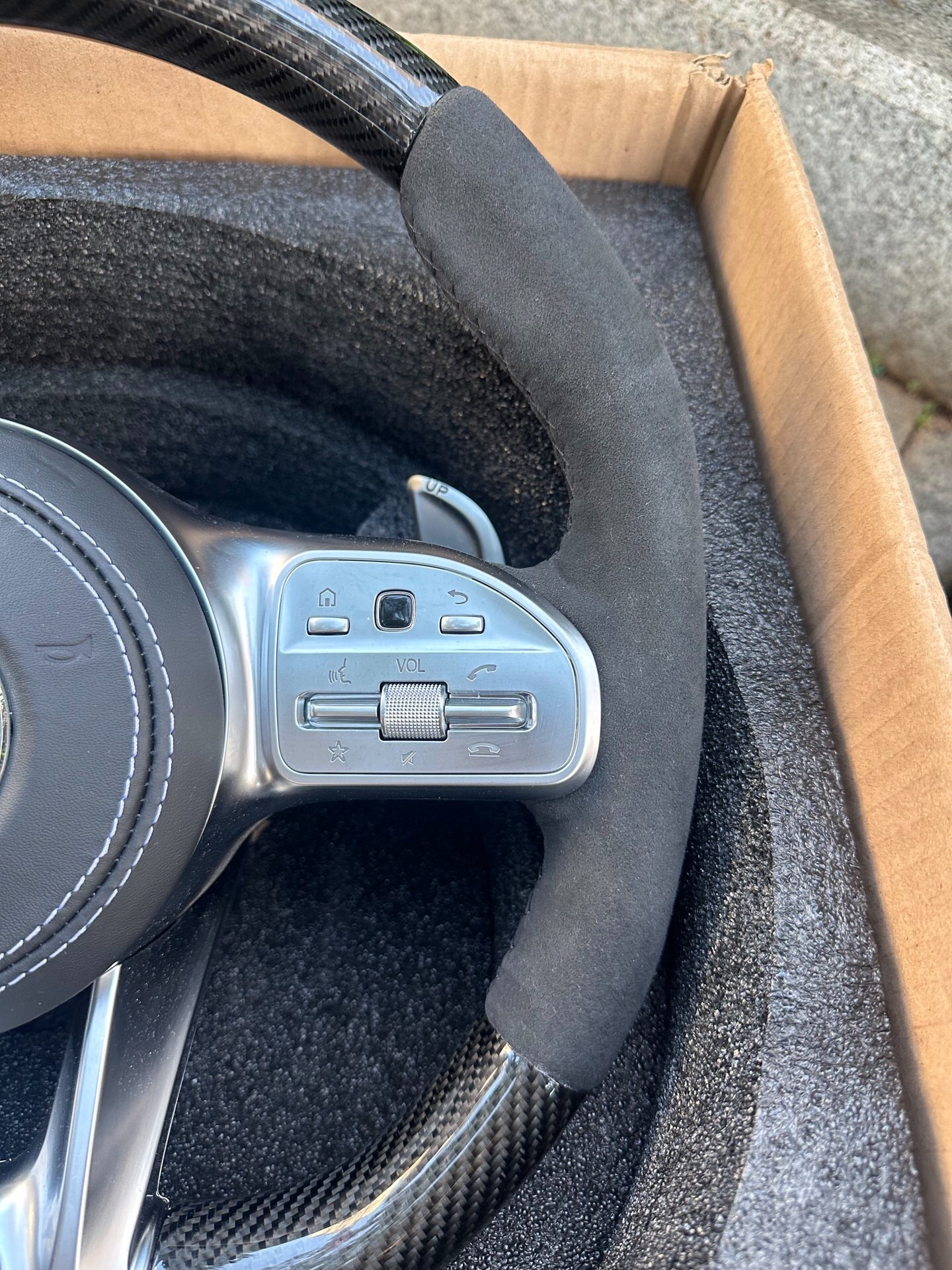 Suitable for Mercedes-Benz steering wheels of A-Class, C-Class, E-Class, and ML models; used for upgrading and modifying older models to newer ones; AMG carbon fiber steering wheel assembly