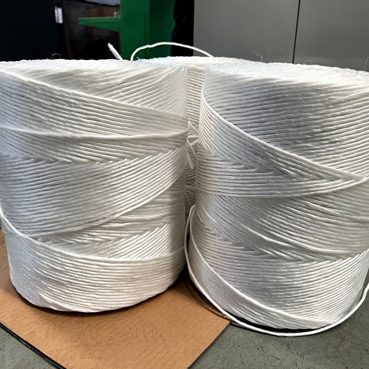 FUENTE Malla al por mayor de fábrica nuevo material cuerda de paja blanca de alta resistencia cuerda de plástico paquete cuadrado 440 cuerda de embalaje