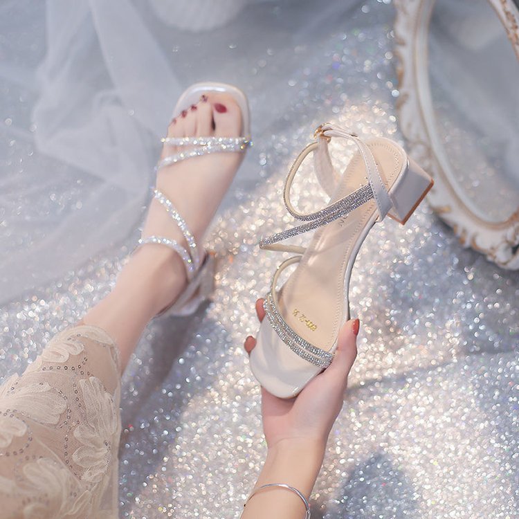 Sandalias de moda de hadas de viento en el talón 2024 nuevo estilo universal de talón grueso de diamante envuelto con tacones altos romanos