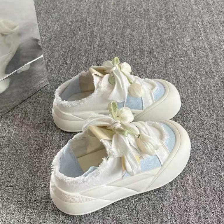 Zapatos de skate delgados transpirables de verano para mujeres 2025 nuevos zapatos blancos de suela gruesa un pedazo de dos zapatos de lona de pan