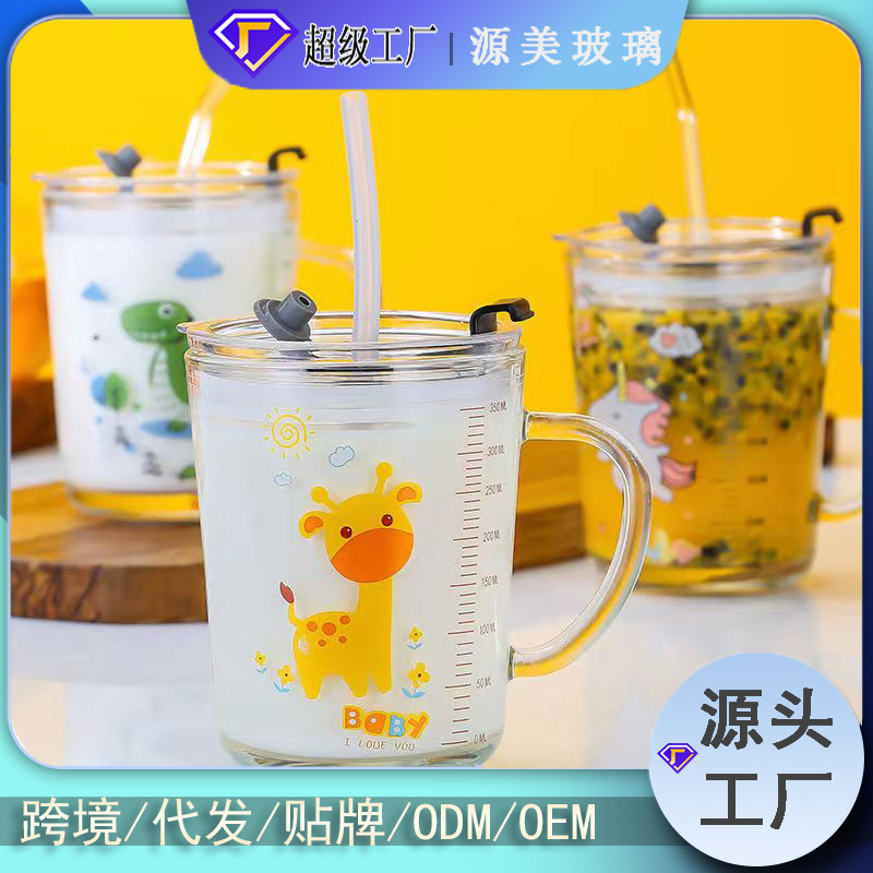 Taza de agua de vidrio Linda Impresión de dibujos animados escala doméstica para niños Taza de leche resistente a la caída con tapa en stock Taza de paja al por mayor