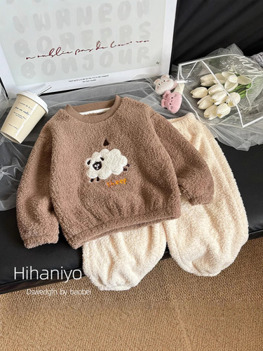 Girls 'autumn and winter bayberry velvet pajamas set New thick baby cartoon children's winter warm suit Home wear