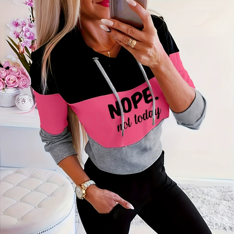 Весна 2025 года. Европейские и американские топы и брюки. Повседневный цветовой сочетание. Капюшон. Принт. Свободный крой. Длинный рукав. Повседневный костюм.