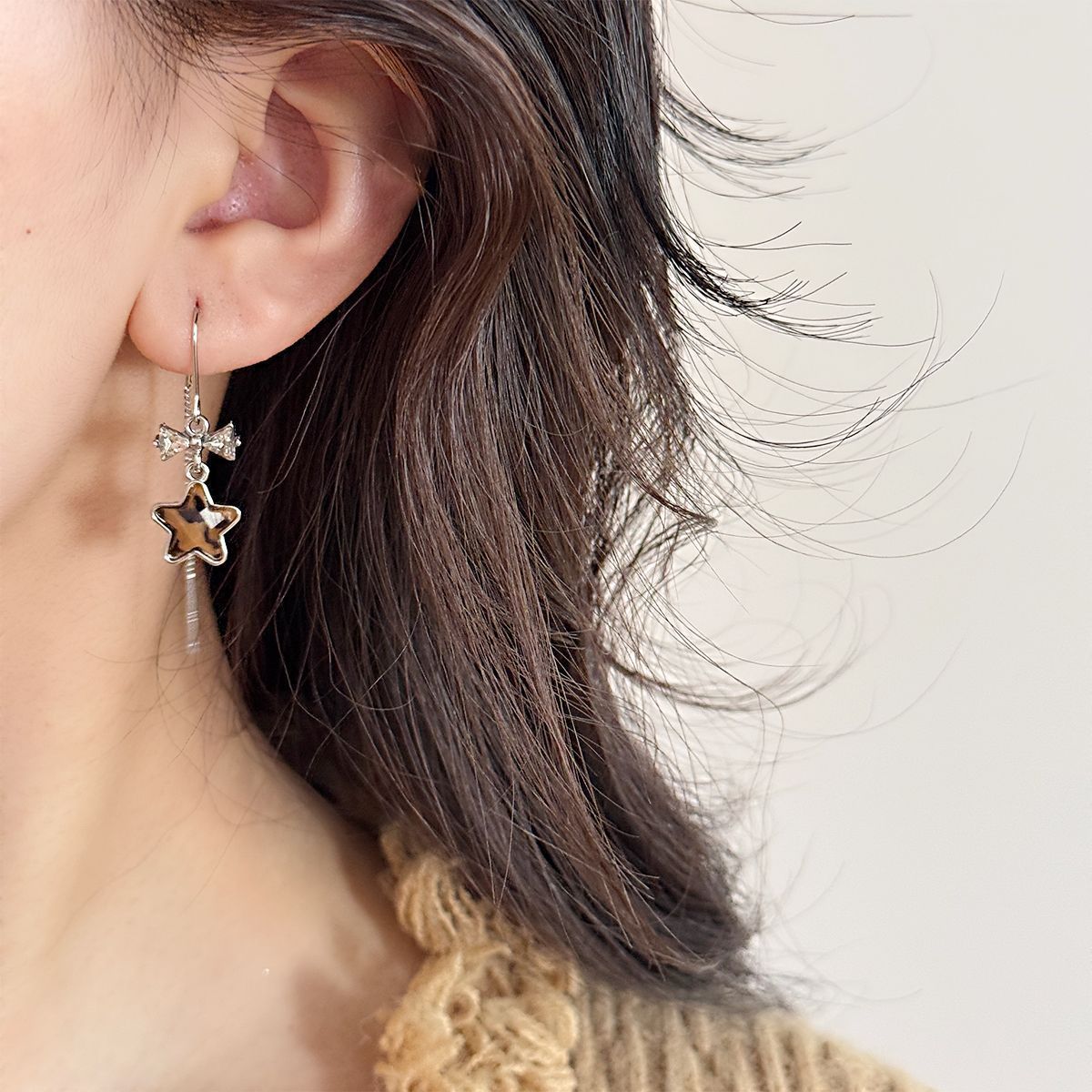 2025 nueva línea de orejas de pierna de estrellas nicho de diseño femenino lujoso temperamento ligero alto aretes de aretes de aretes de aretes